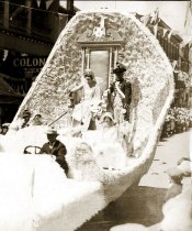 Queen's Float passing Colonial Theatre, 1927